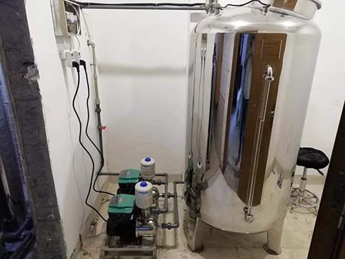 冠淼工作人员助力工厂水处理设备安装
